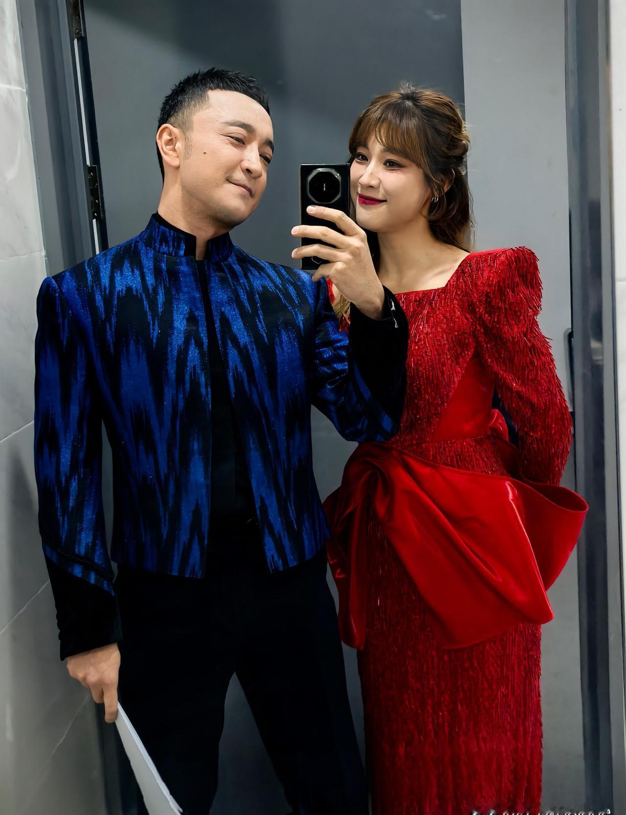 央视的“体面”，终究还是被微博之夜的“流量”给收编了。
尼格买提这声迟到的“下班