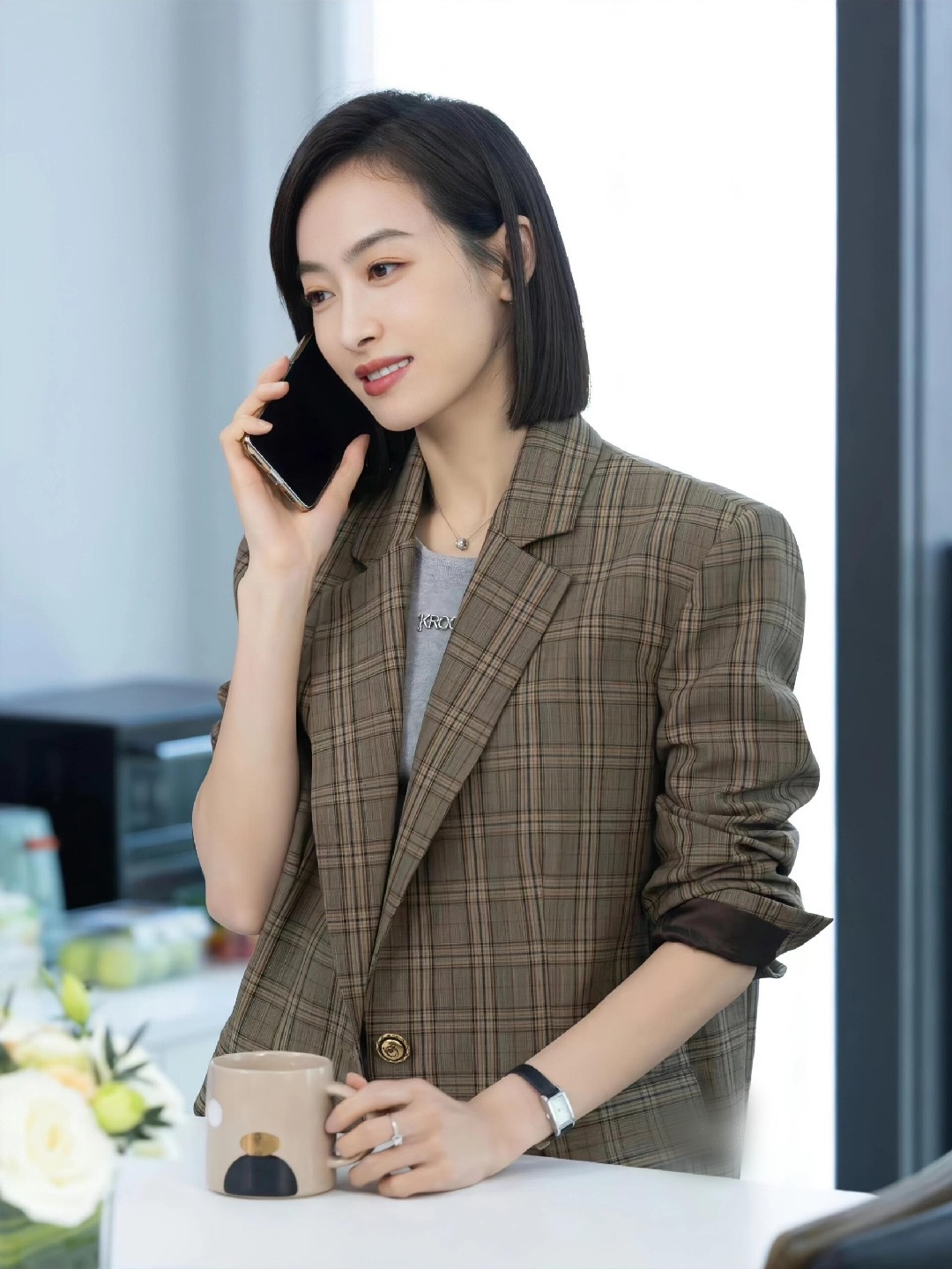 被宋茜的线条感鲨到了 高智感简直就是宋茜的统治区啊，一身清冷干练的“职场冬日战袍