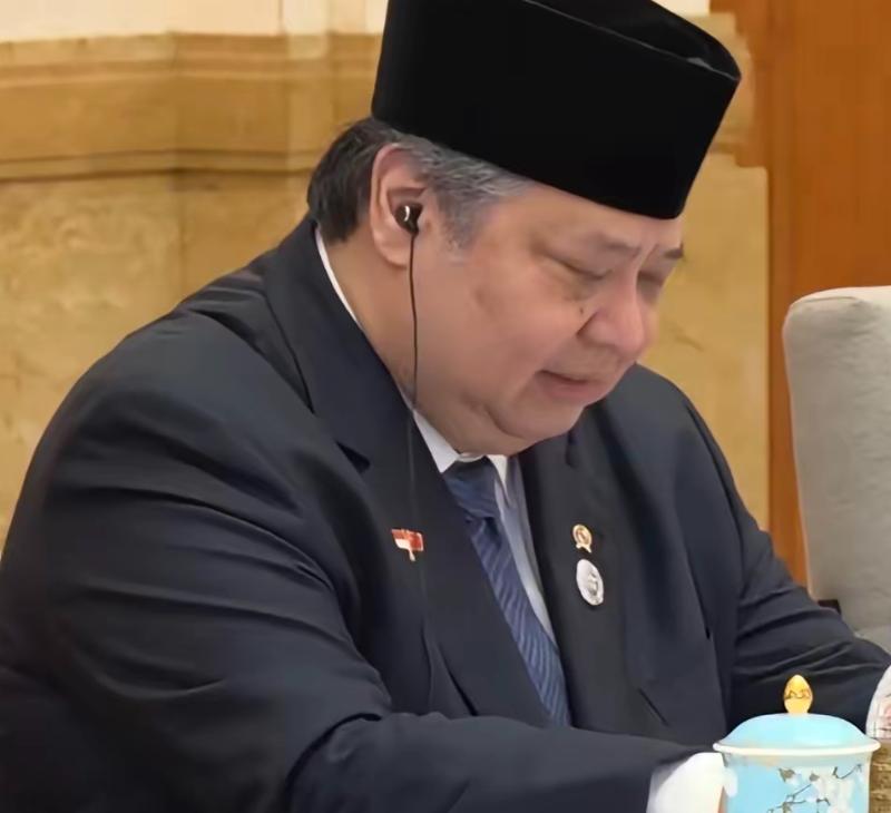 印尼这波操作，看懵了多少人？

前脚还跟中方施工队蹲在雅万高铁站台啃盒饭，一口一