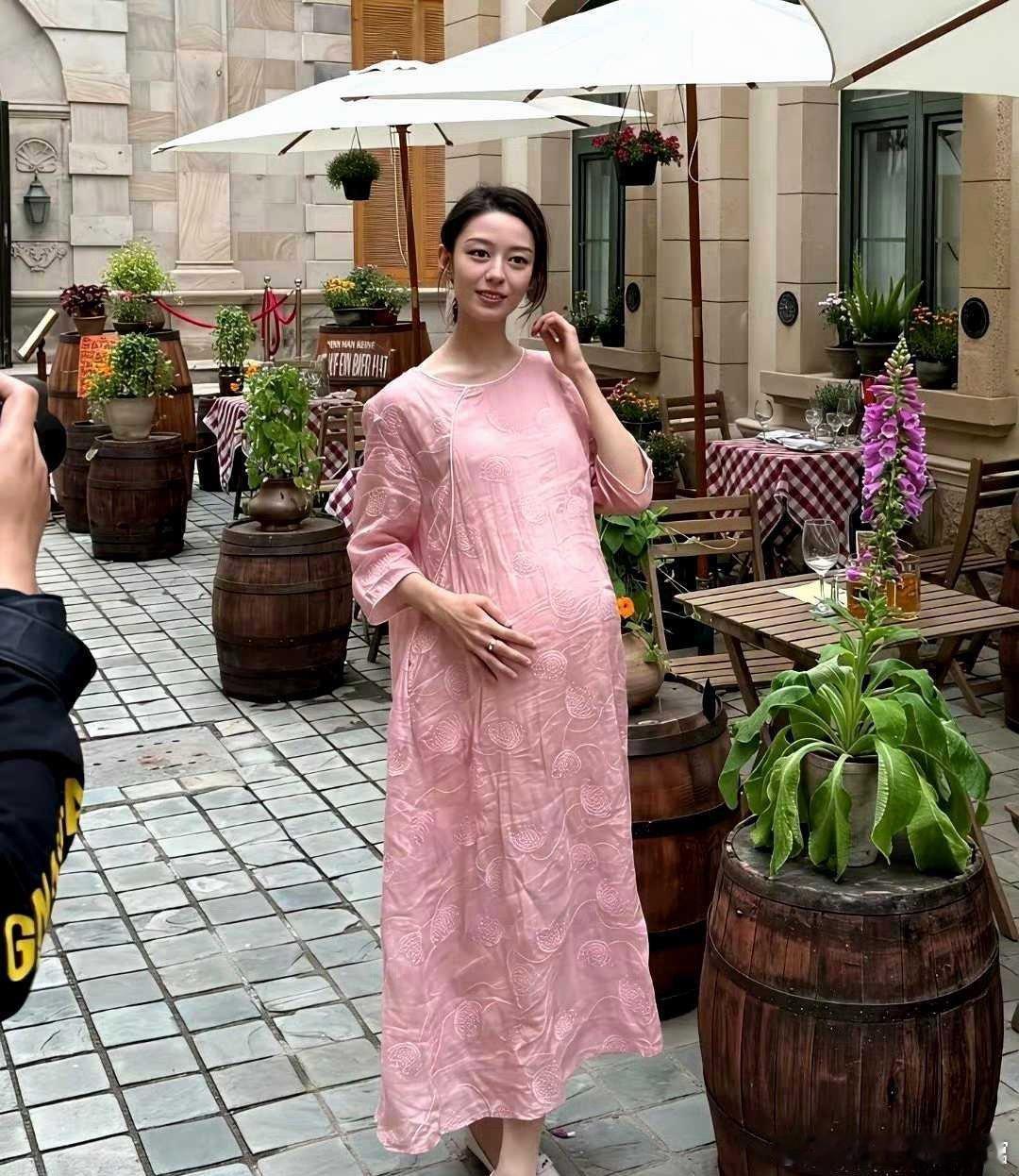 明星和普通人区别真大，人家就算怀孕了，依旧美若天仙 