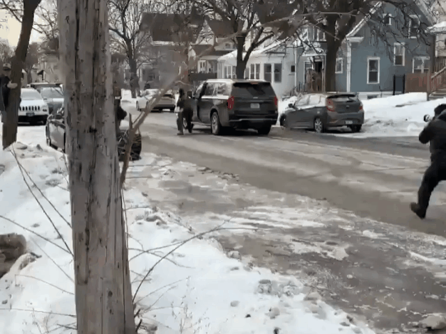 摔个屁股蹲，其实挺疼的，他不过是故作没事！[笑哭]