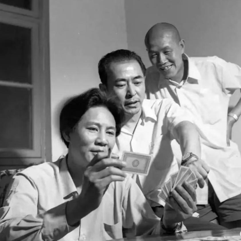 这三位特型演员聚在一起打牌，认识他们的人估计已经不再年轻，他们就是演员古月、王铁