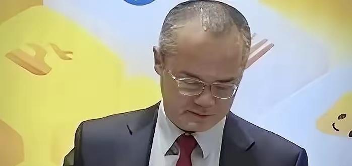 外卖大战一年多，美团掌门人王兴的头发白了，看得出来，现在他的压力很大。
大家还看