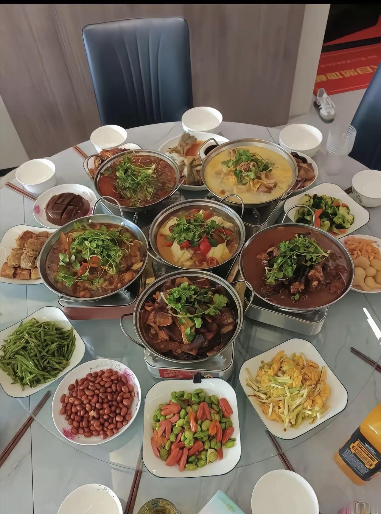 民以食为天，这是我出差在朋友家里吃的菜，主菜全是锅子，爱吃辣菜的我觉得这是最美味