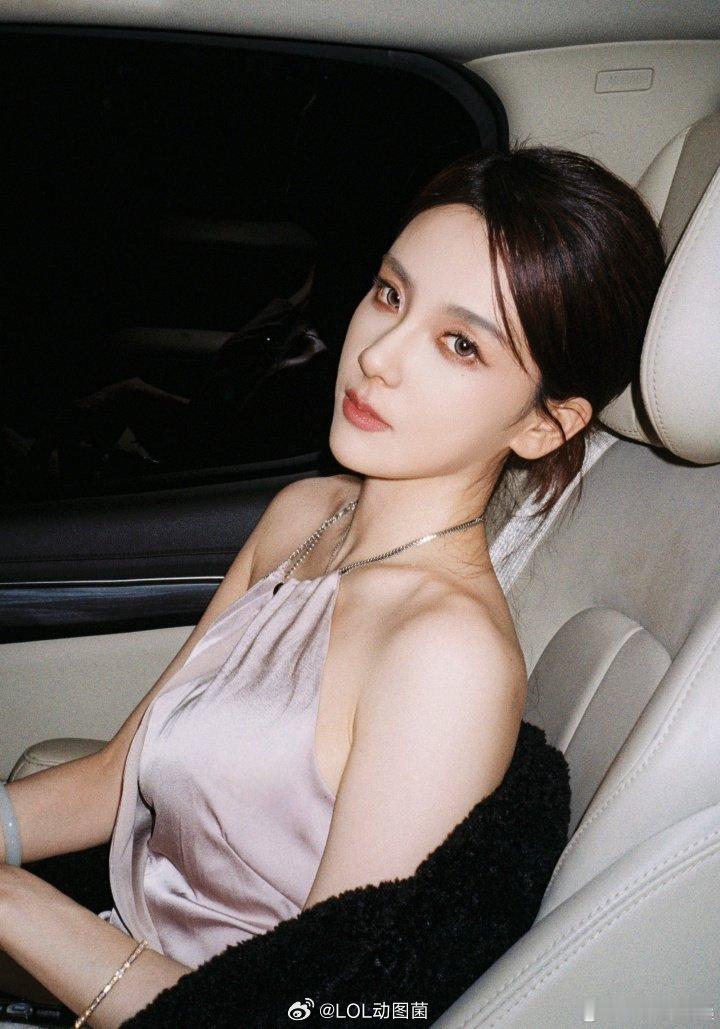 LPL美女解说Rita晒照：丝质连衣裙😍这颜值真的绝~不愧是年度最受欢迎解说！