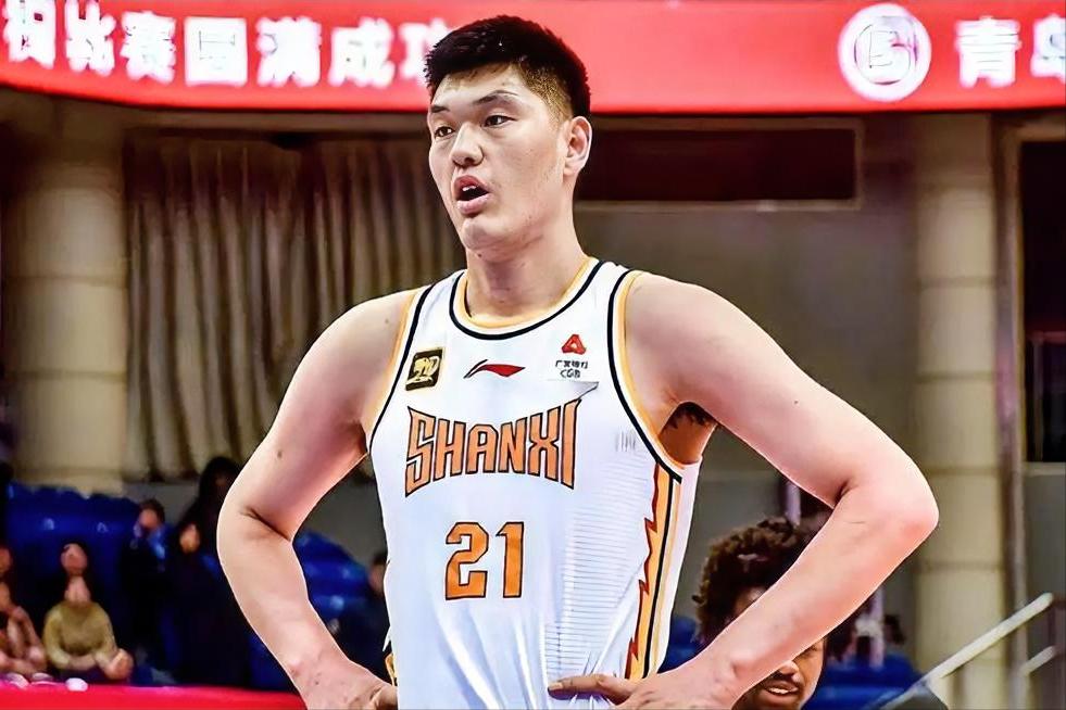 谁还记得刘传兴上赛季被人骂成什么样？移动慢，球拿不住，篮板也抢不到，球迷都说赶紧