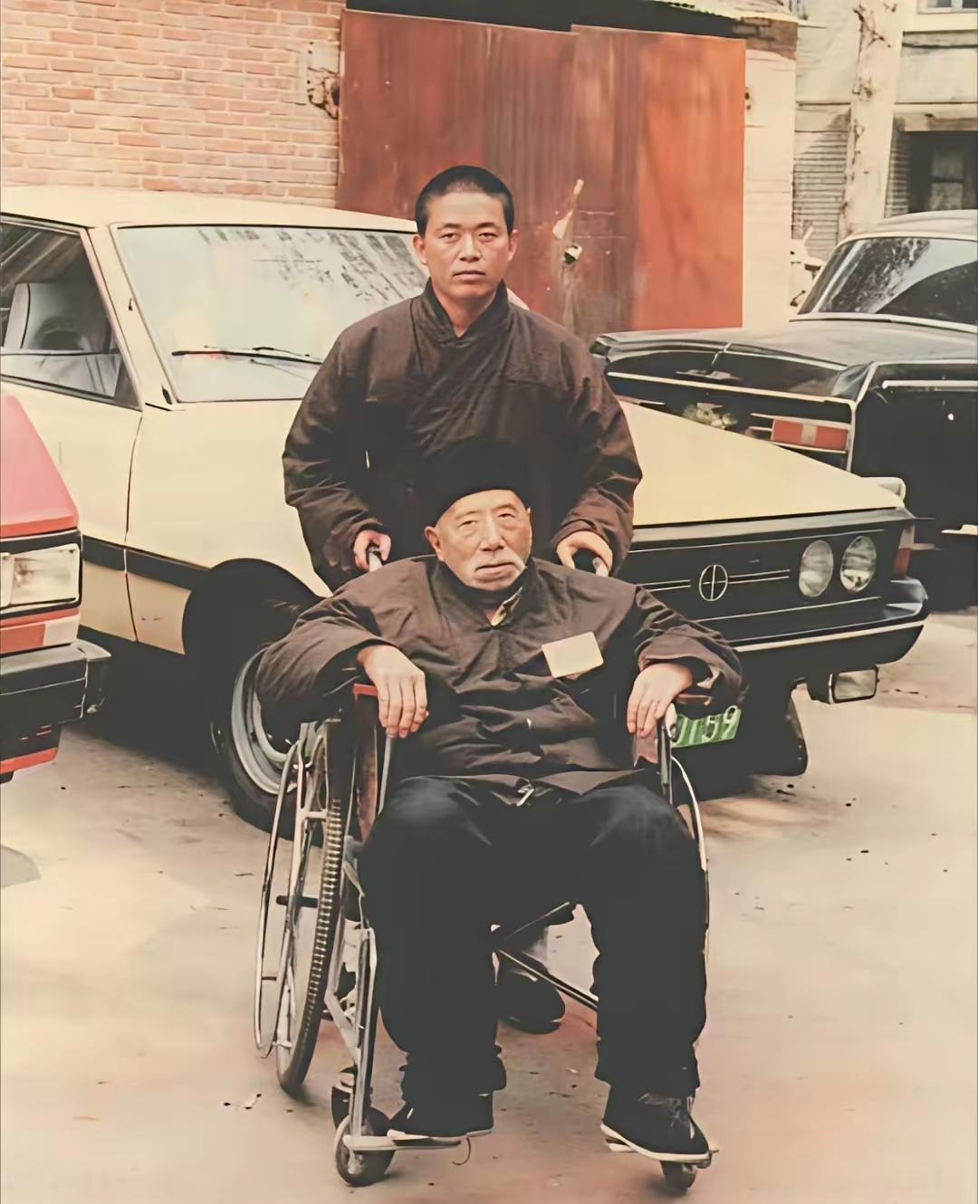 年轻时，释永信，
师徒感情无须问。
推到室外晒暖阳，
一心慈悲虔诚奔。