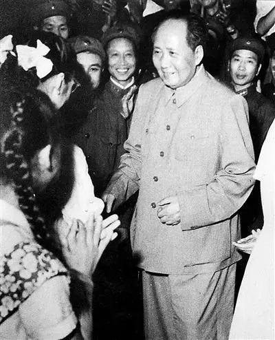 1954年广东人大代表曾提议全国人大给毛主席授予“最高荣誉勋章”，毛主席知道后如
