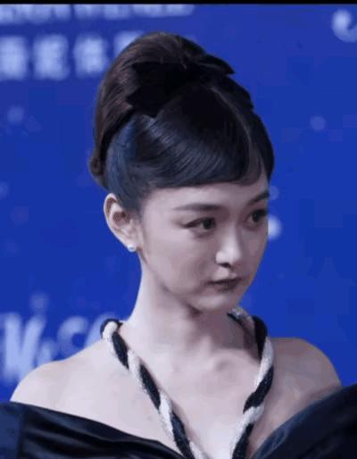 别再吹何泓姗是“不老童颜”了。
她最近脸垮了，被镜头毒打得最狠的就是嘴角两边。