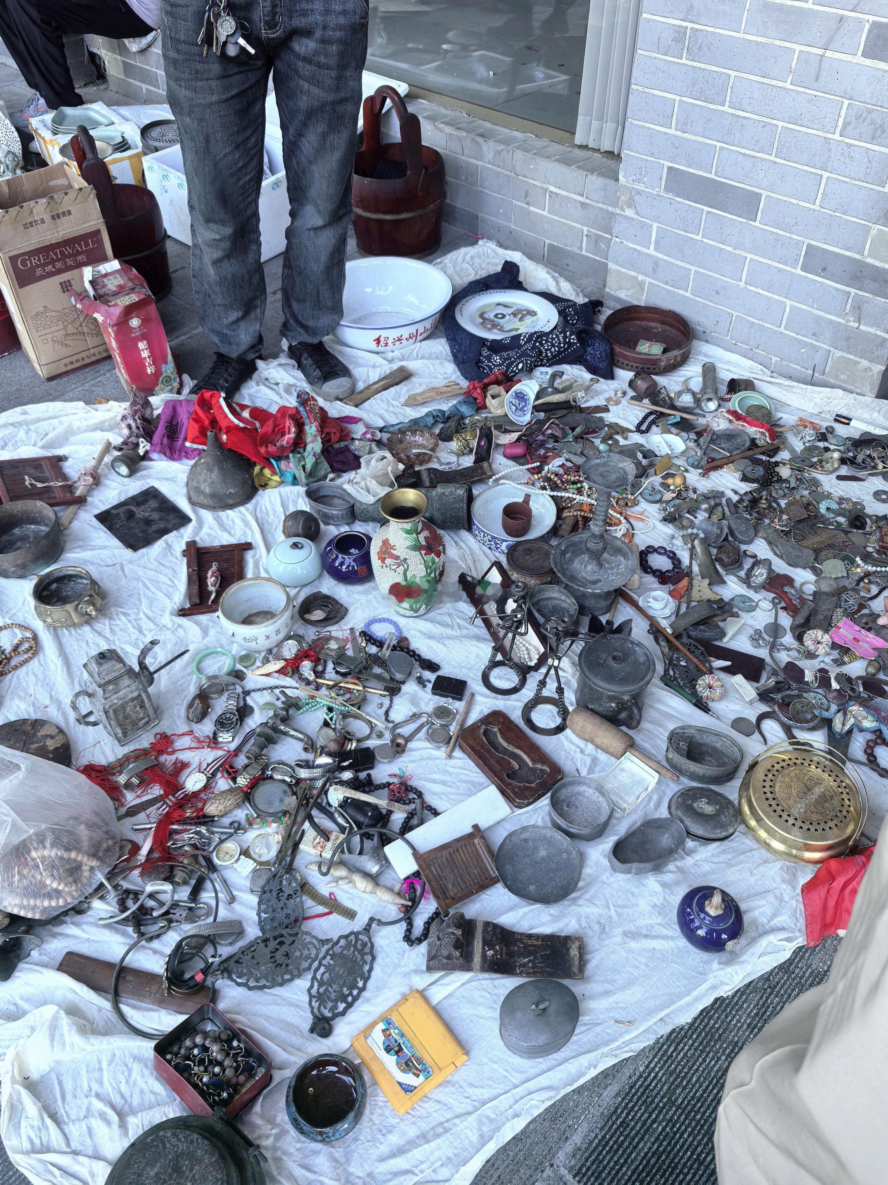 绍兴是古玩大市，很多古玩摊，早上7:00左右就陆陆续续摆开来了。古玩早市在鲁迅故