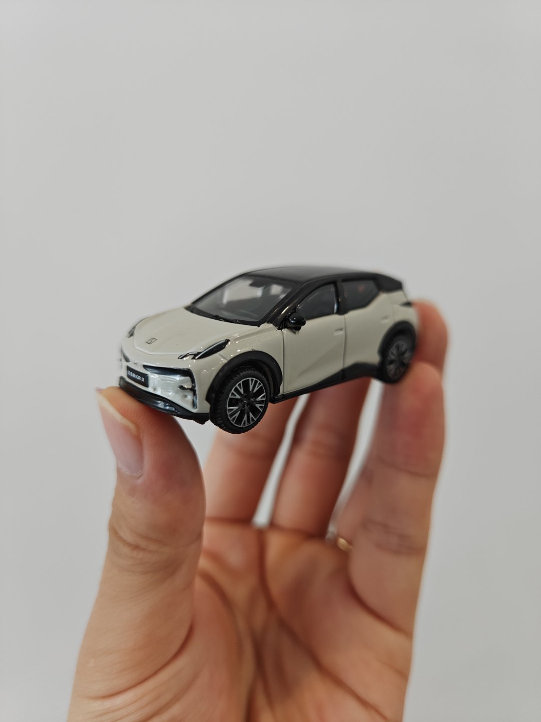 办公桌上喜提一台新车——极氪X[酷]我自己其实一直以来都蛮喜欢极氪X的精致、有设