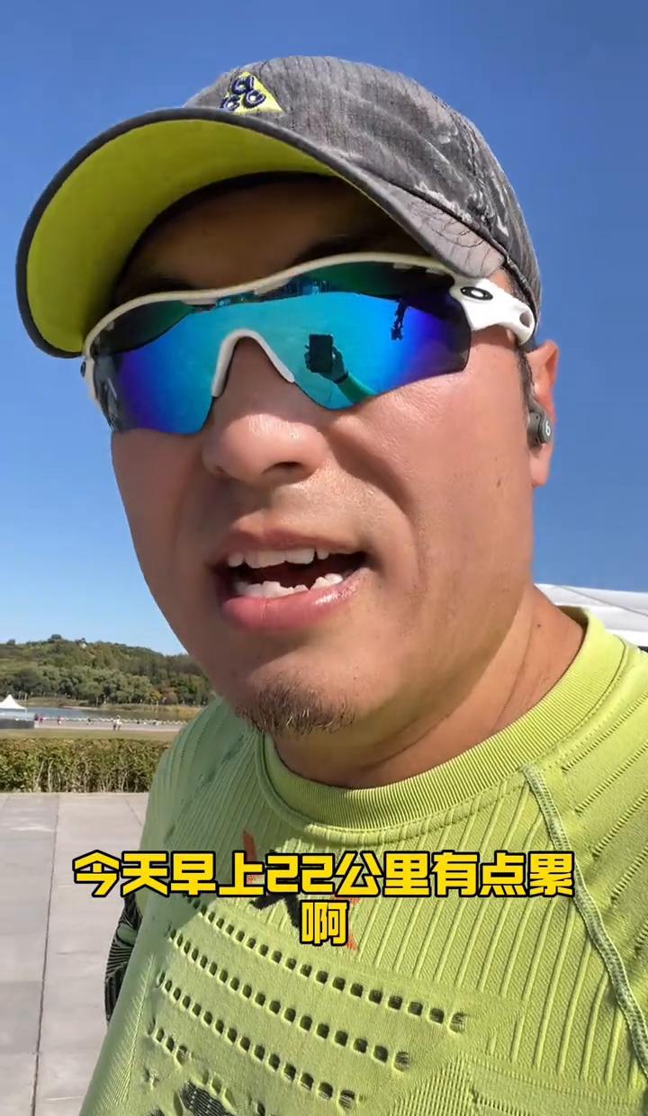 北京冷得像开了空调，6度多，人却跑出了夏天的劲儿。
南门一出来，风是凉的，肺是烫