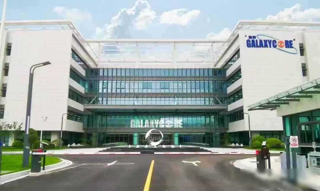 2003年的时候，赵立新和两位清华校友一起回到国内，开始做芯片生意，他们创办的公