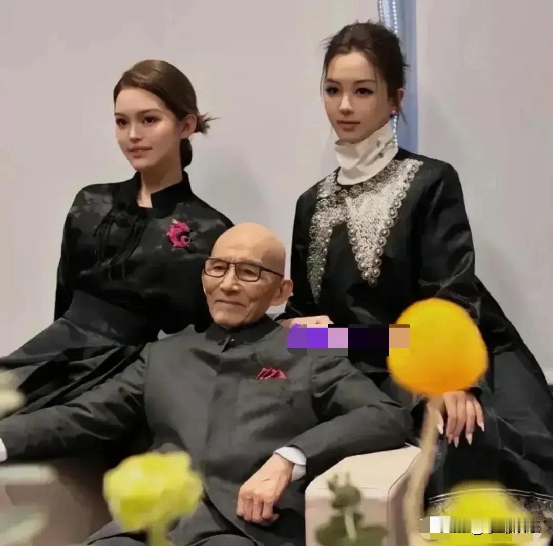 91岁的游本昌和他两个漂亮孙女的合影。两个小姑娘长得可真好看！有几分爷爷年轻时的