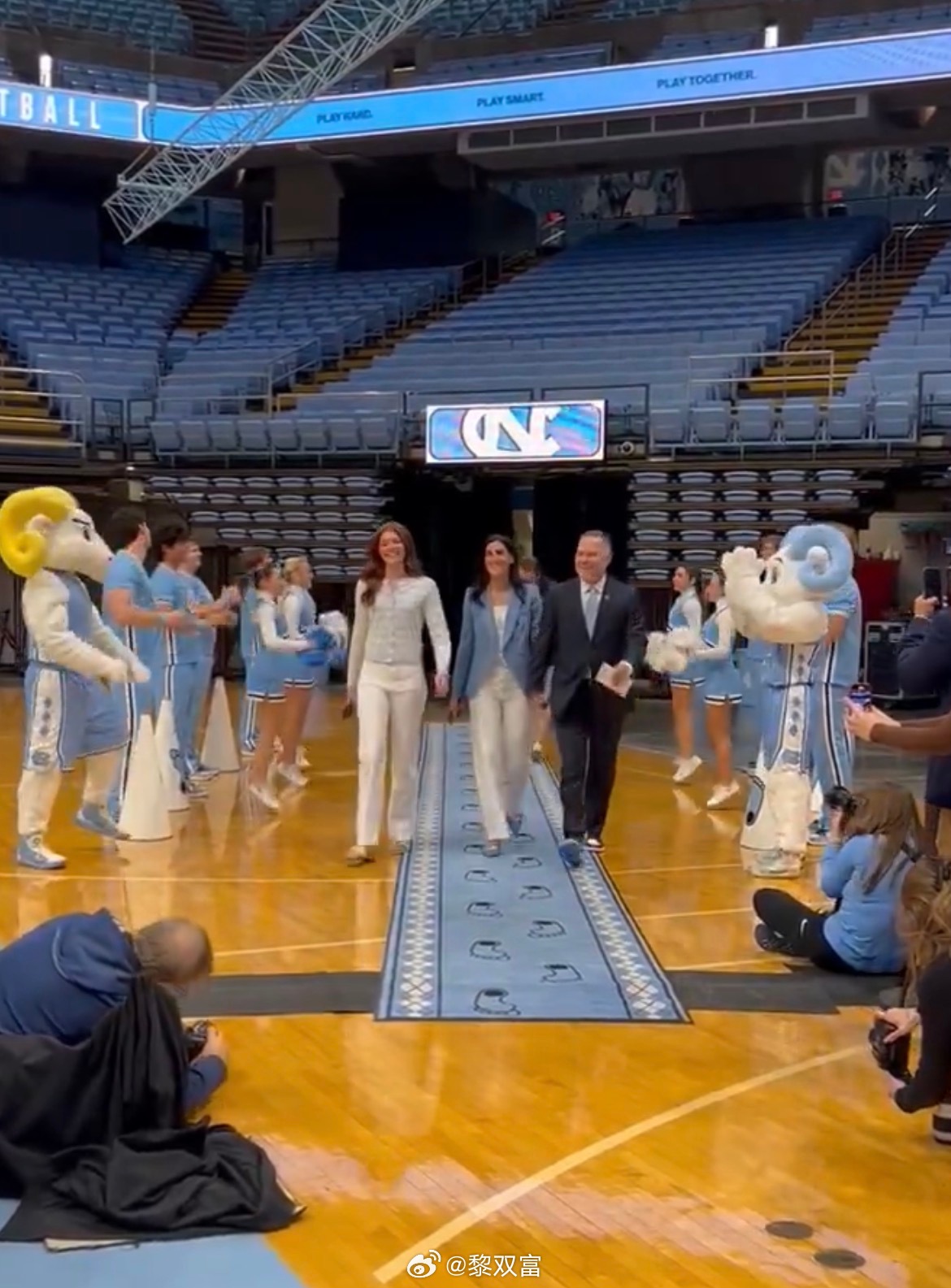 迈克尔·马龙带着媳妇和女儿出席北卡发布会，女儿目前大二，是北卡排球队一员。“这是