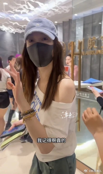 李小冉出发录制新综艺就这个熟人局爽！李小冉出发录制新综艺不想睡的星期五啦！李小冉