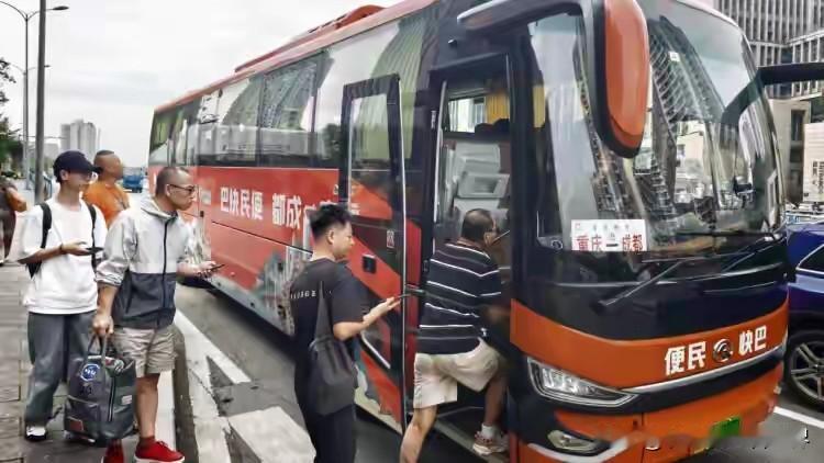 成渝快巴杀疯市场之后，常年高傲的铁路，居然彻底放下了身段。
 
谁也没想到，曾经