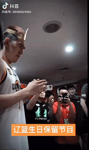 付豪生日被队友砸蛋糕！恕我看不懂，辽篮现在的这些球员真的不长记性？竟然还敢玩砸生