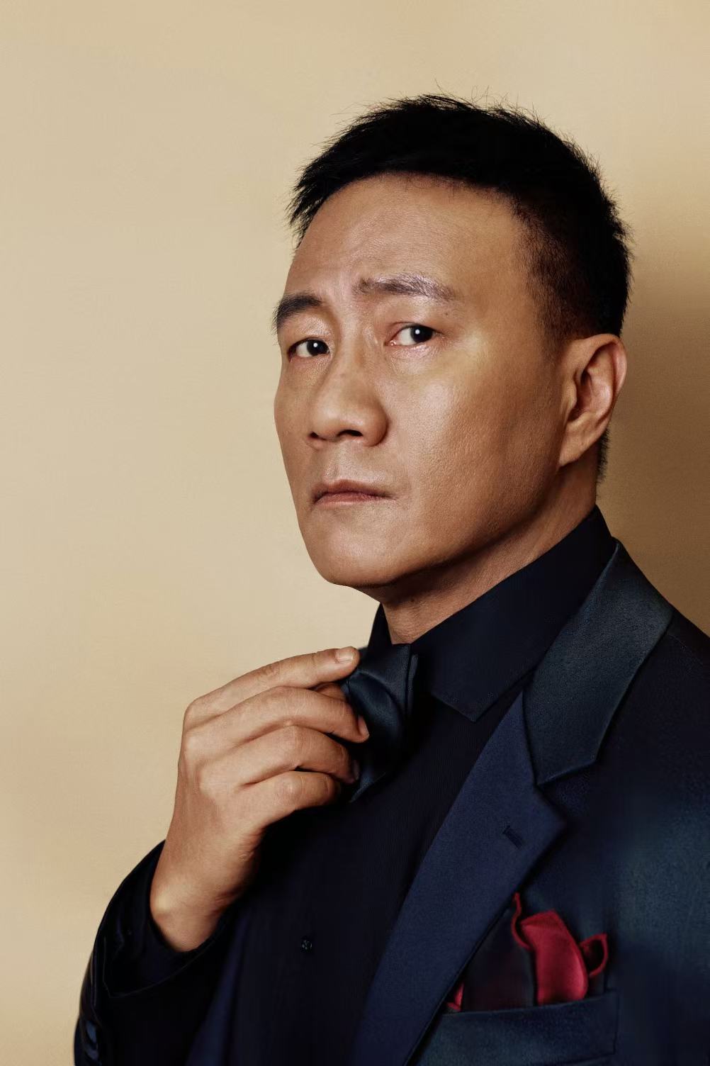 胡军五旬硬汉编狗窝胡军戴老花镜编狗窝 本以为是王者出巡，没想到是老花镜手艺人上线