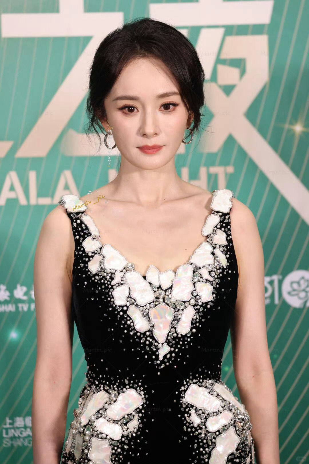 被杨幂美得大吸一口凉气2026年6月25日，演员杨幂因亮相白玉兰奖提名晚宴时的惊