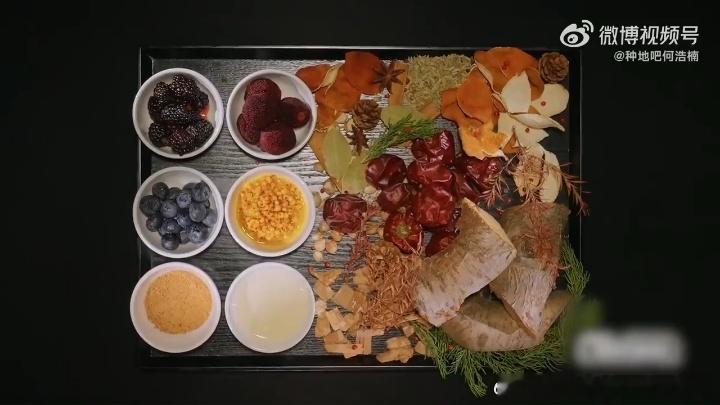 看小何啃梅干菜肋那不撒手样，想起他念芋泥啵啵猪的眼神——同款“猪系专注”。举那么