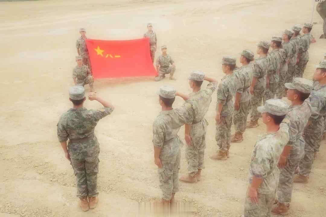 #铸剑中原[超话]##早安军营##原原说早晚安# 红旗猎猎，金星熠熠岁月峥嵘，心