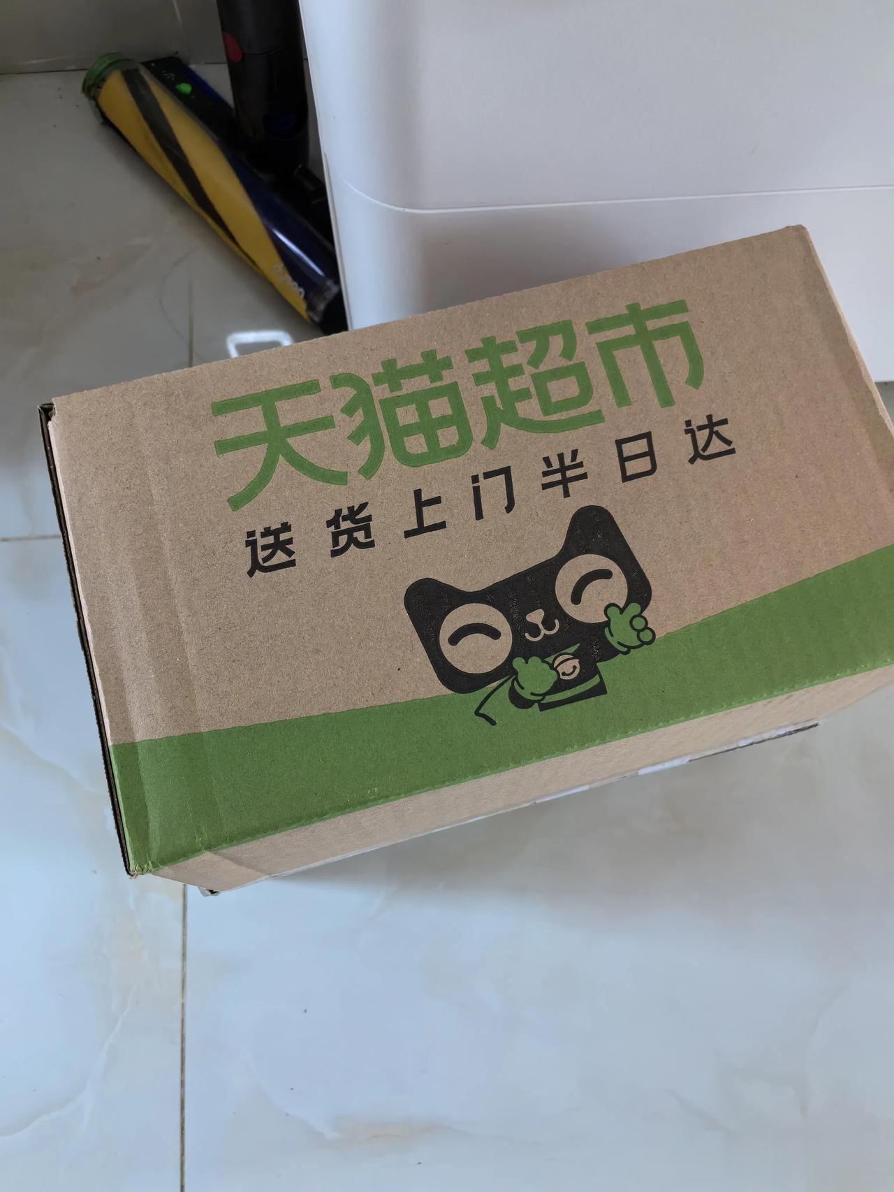 天猫超市每次的打包方式都让我大跌眼镜。

我买的好几公斤洗碗粉、蒸笼纸、护垫等等