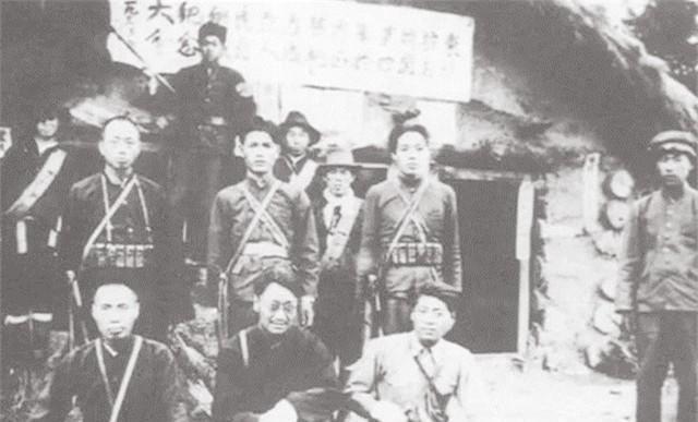 1985 年， 黑龙江 有个退休老人上山采松茸，在石缝里摸到个硬东西。扒开一看，