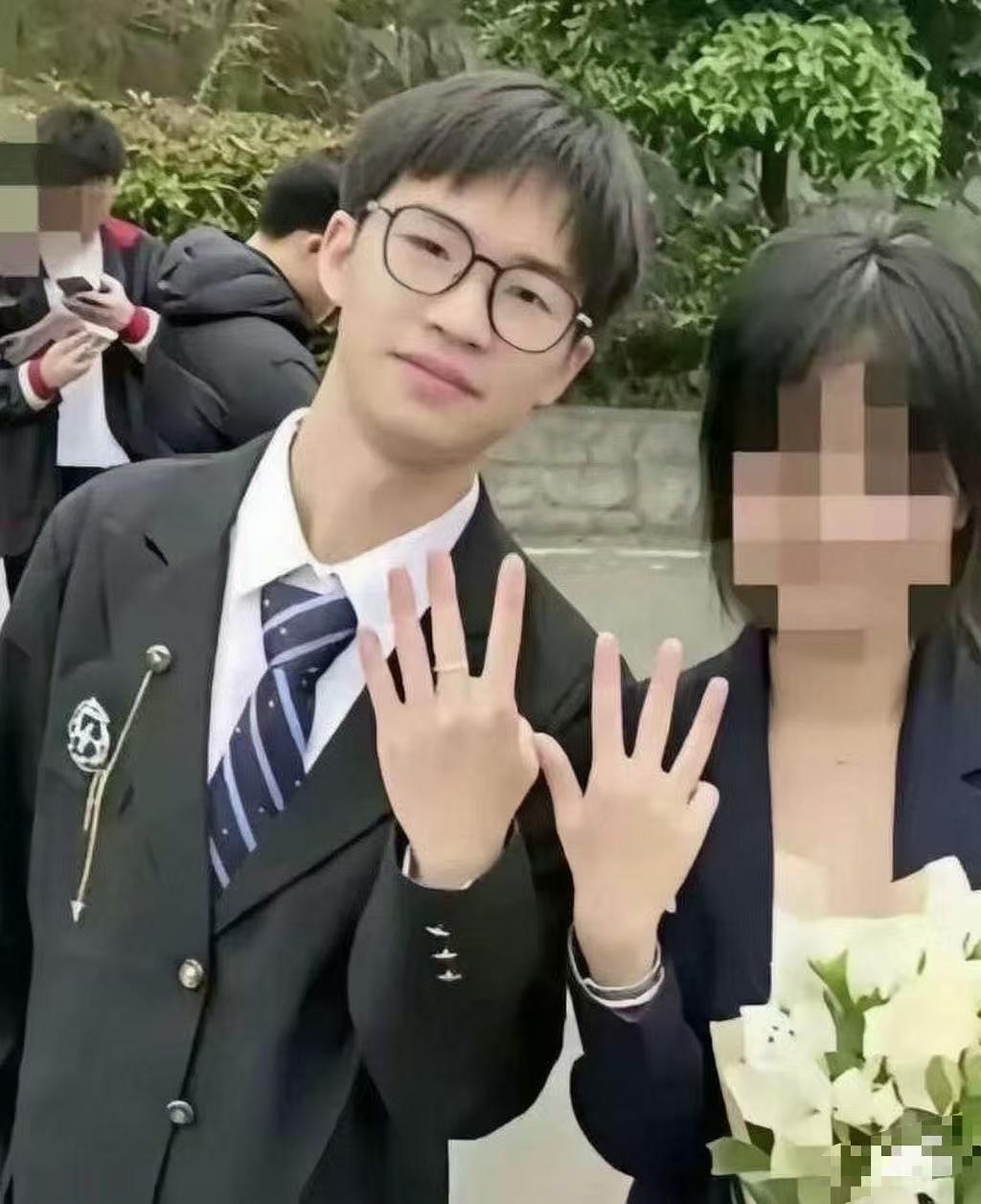 四川宜宾，十八岁的汤金伟，大学录取通知书刚刚收到，前程已经在眼前。7月12日晚上