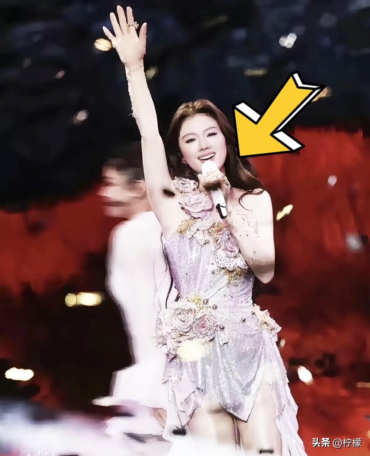 朋友去看了单依纯的演唱会，
回来之后整个人都恍惚了，她
说：千万别信屏幕！你是不