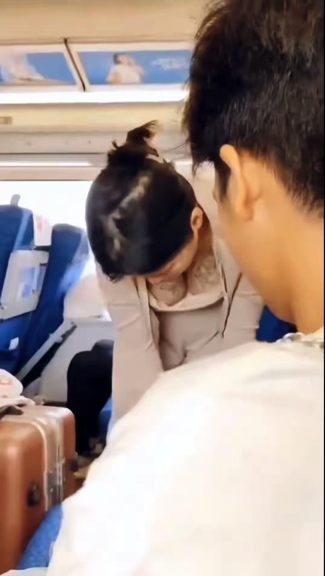 坐火车最膈应的就是，穿低胸的衣服收拾行李时，总感觉有人直勾勾盯着，浑身不自在。
