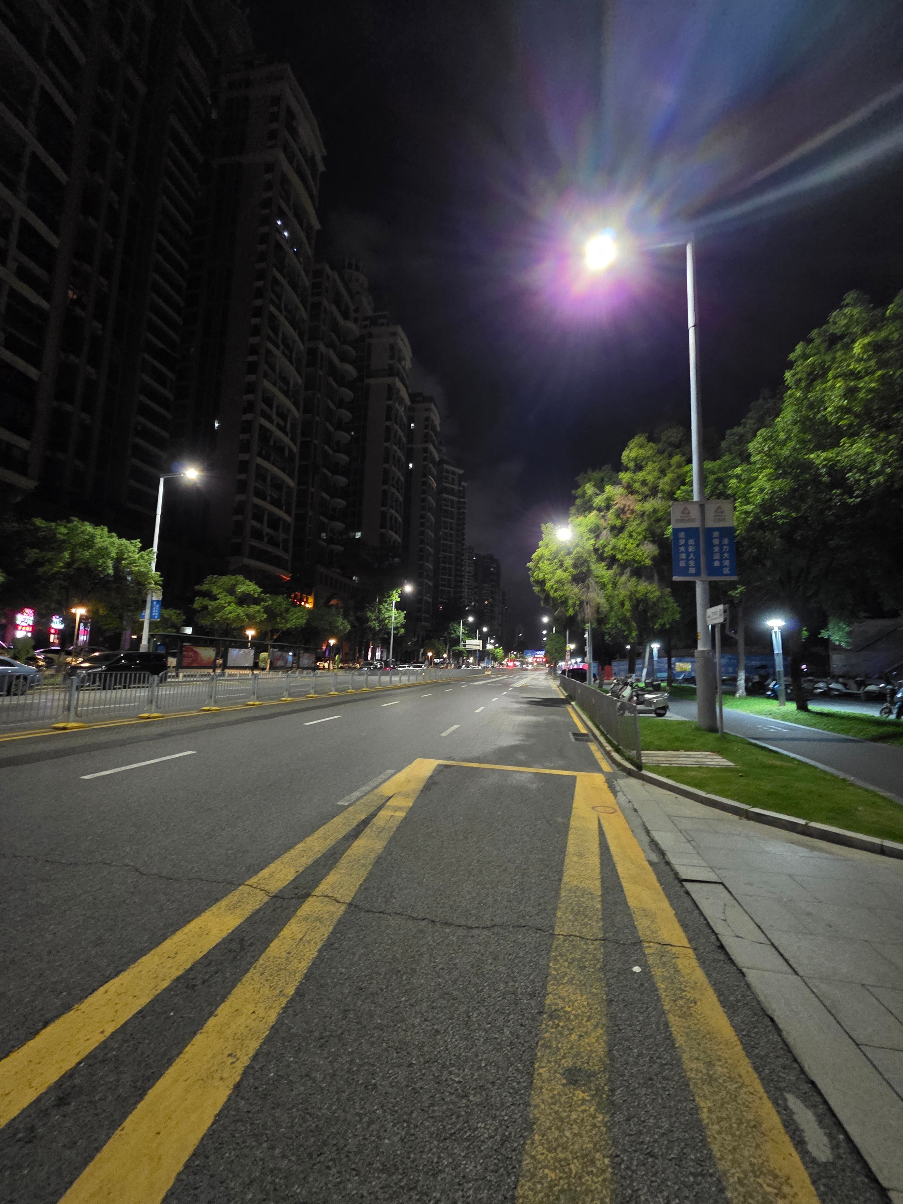 早ﾉ☀，你看过凌晨五点的深圳街头么凌晨五点还是车辆稀少，行人寥落，寂静无声，整个