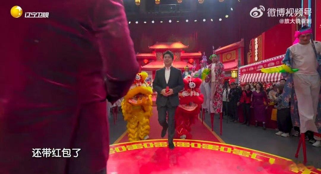郎朗来辽宁春晚连吃带拿 辽宁春晚 朝阳烫画葫芦好精致，难怪郎朗爱不释手！ 