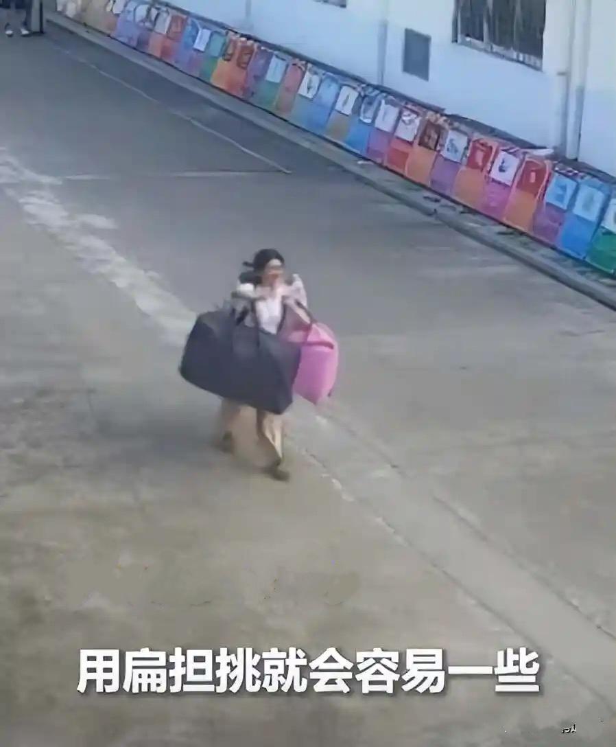扁担女生爆红，平凡也能闪耀！

在很多人的认知里，爆红往往属于那些有着精致妆容、