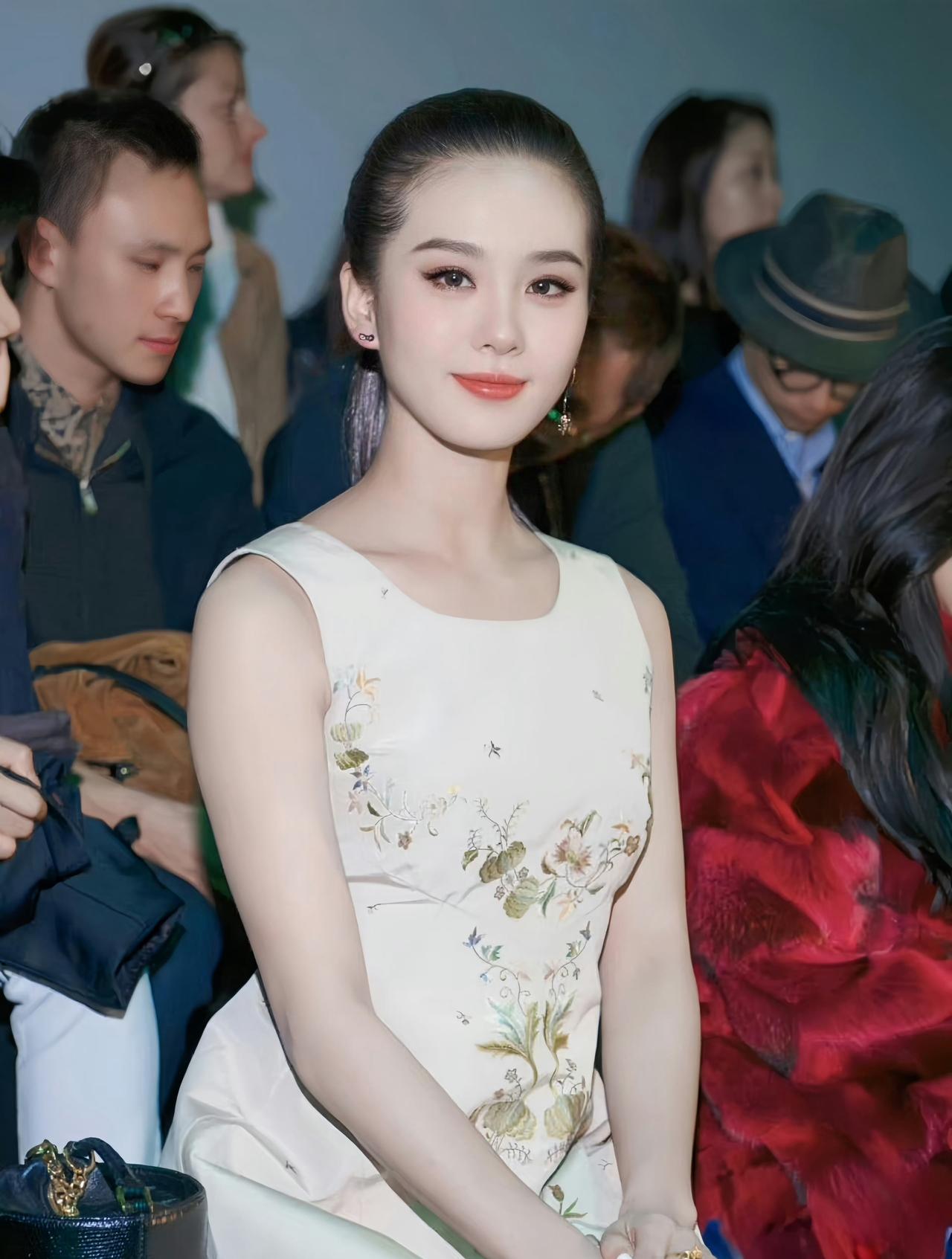 女明星贴头皮造型这个赛道刘诗诗坐评委席[吐舌]最检验骨相的贴头皮大光明妆造怎么能