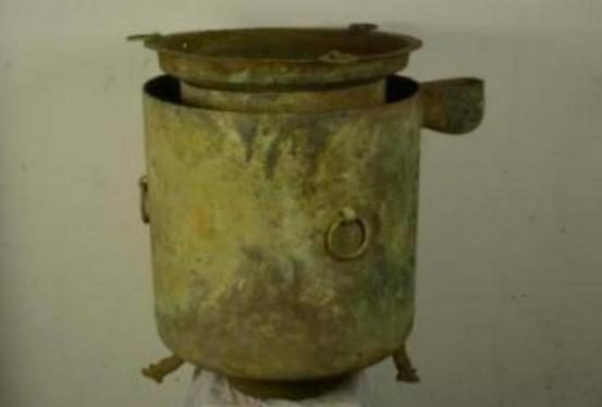 2013年,山东考古专家发掘一座汉墓，刚站起准备去休息，一名女队员一脸兴奋地跑了