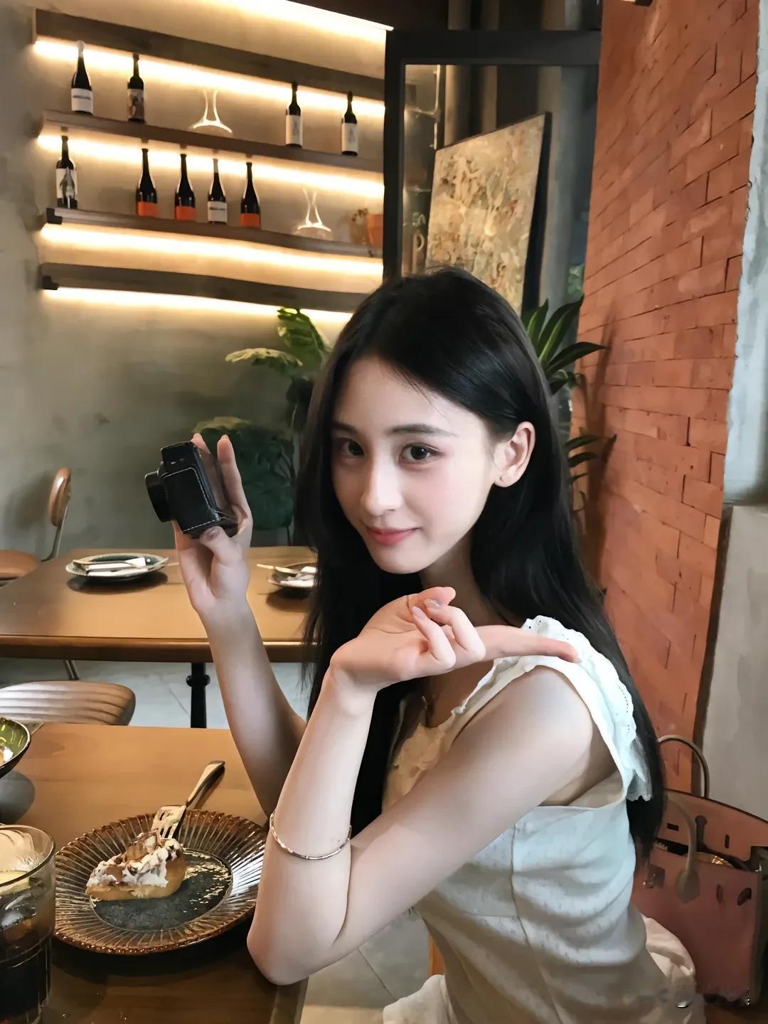 在咖啡馆享受下午茶时光，甜美笑容与美食相伴。