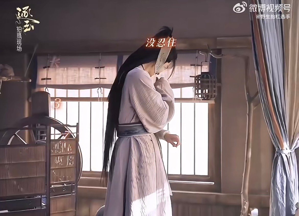 田曦薇帮张凌赫量三围 花絮比正片还甜！田曦薇贴心量三围，张凌赫全程温柔笑，这对C