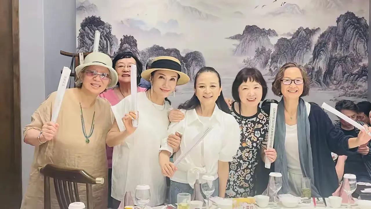 87版红楼梦看了好多遍，但是时光境迁，物是人非，照片里这几个人我还是对不上号，第