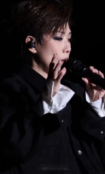 瞧瞧林忆莲，在江浙沪开演唱会那叫一个绝！上海站上海话亲切开场，苏州站、湖州站还是