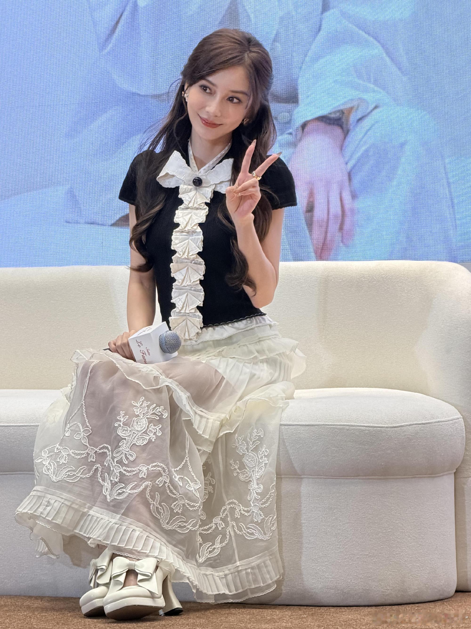 angelababy angelababy “冬日的玫瑰在雪地盛放，你终将向阳而