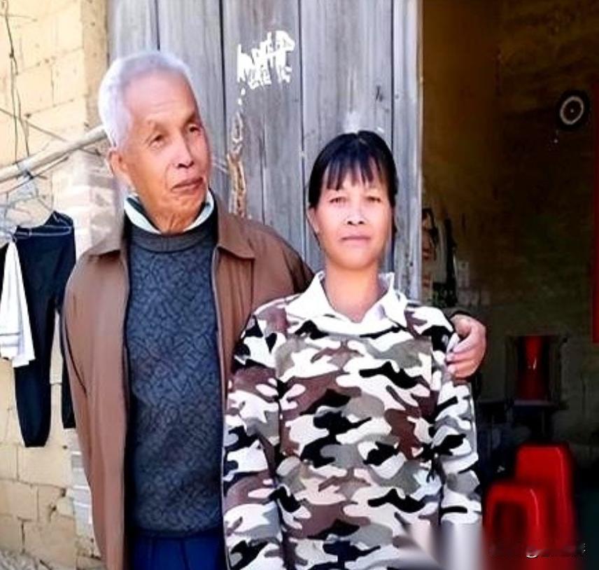 “广西第一猛男”！他与娇妻21年连生15个娃，为躲罚款深山自接生！ 曾经17口人