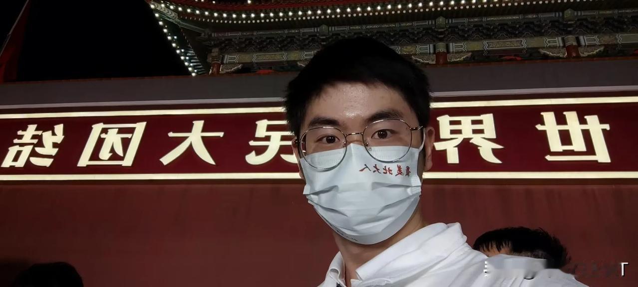 今天国庆节，昨天跟读博的儿子聊天:“今年建国75周年，北京肯定很热闹，天安门广场