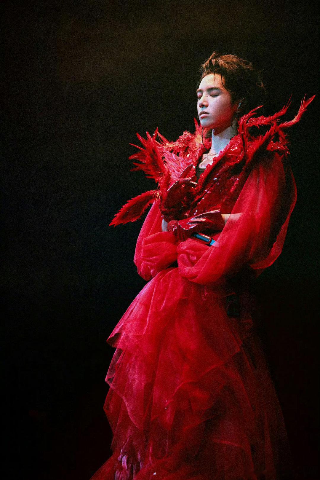 华晨宇 你想成为什么样的歌手声鸣远扬华晨宇的舞台表现力堪称一绝，歌声与舞台的融合