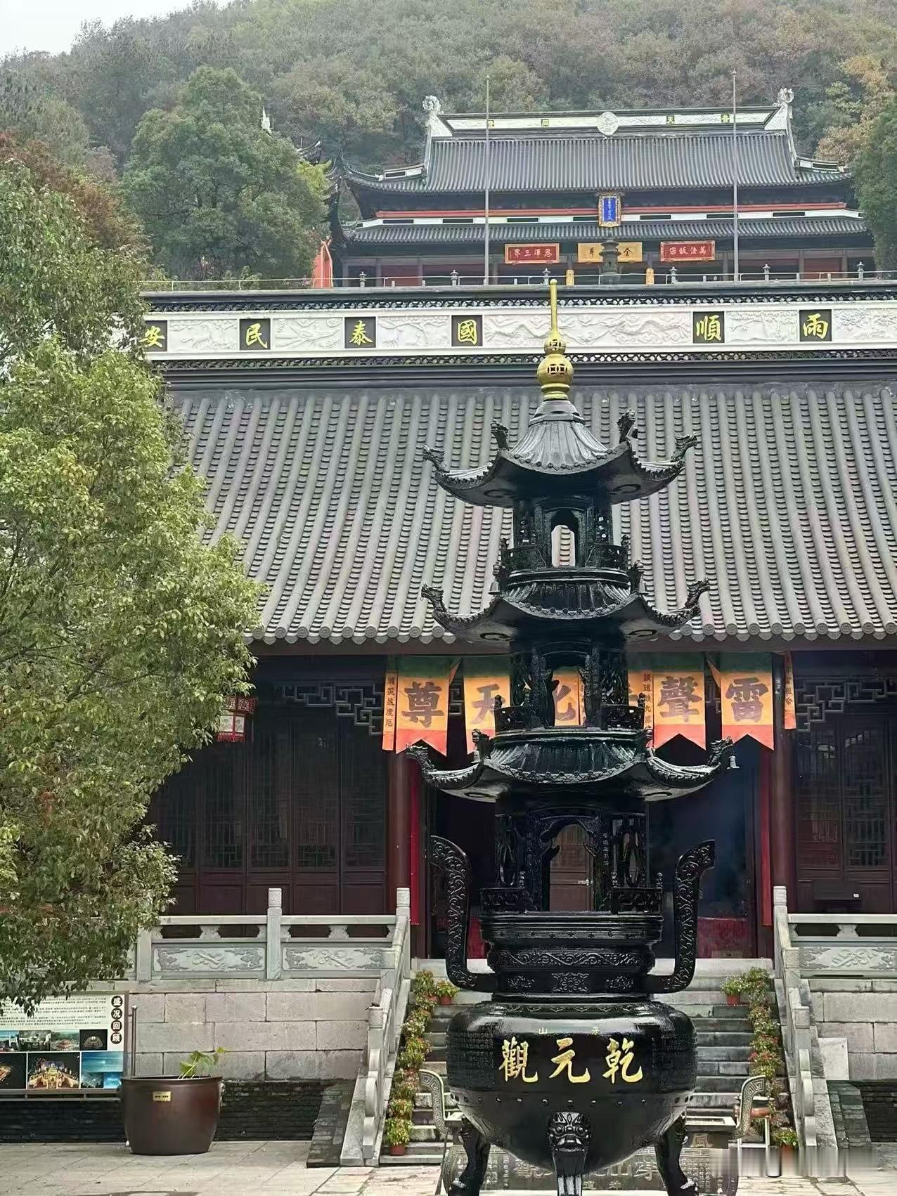 寺院的檐角藏着时光的褶皱，香火里飘着生活的余温。
 
我们总慌着赶路，却忘了檐下