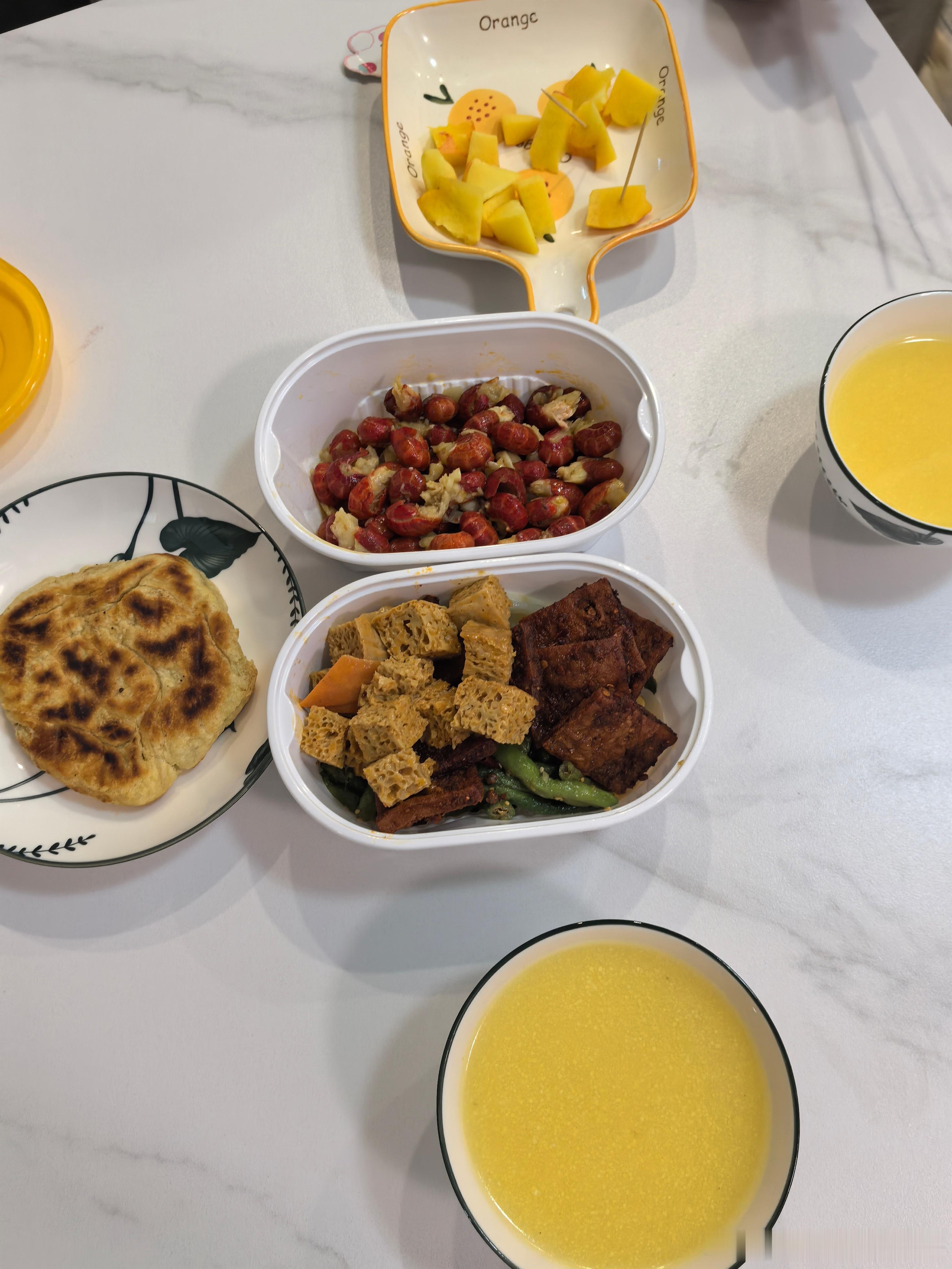 一到周五就想偷懒，不想做饭。买了一个凉菜，儿子看见小龙虾要吃，又买了半盒虾尾，蒜