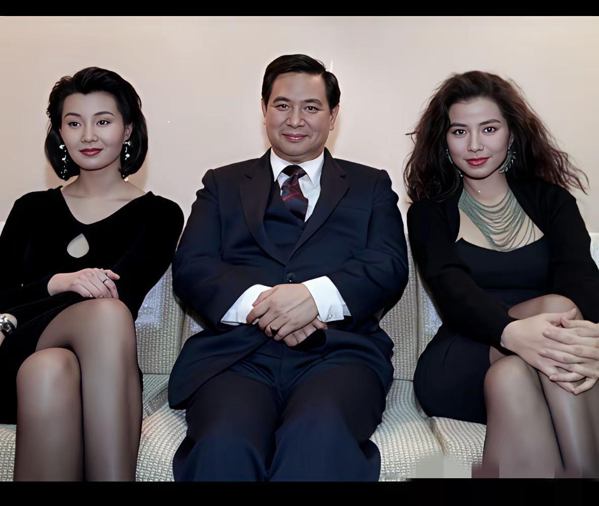 这张经典的合影中，左边是风华绝代的张曼玉，右边是风情万种的钟楚红，两人都是20世