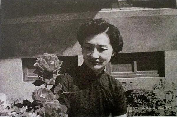 1959年张学良给赵一荻女士拍摄的几张照片，这一年赵一荻女士47岁了，少帅的摄影