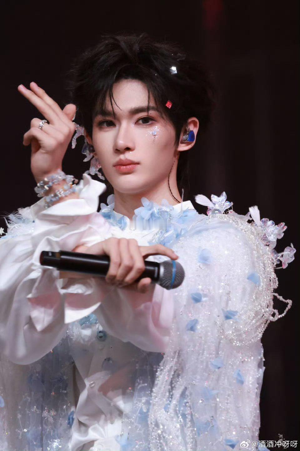 余宇涵唱歌镜头切刘耀文易烊千玺 少年成长看得见，余宇涵唱功持续进步，舞台表现越来