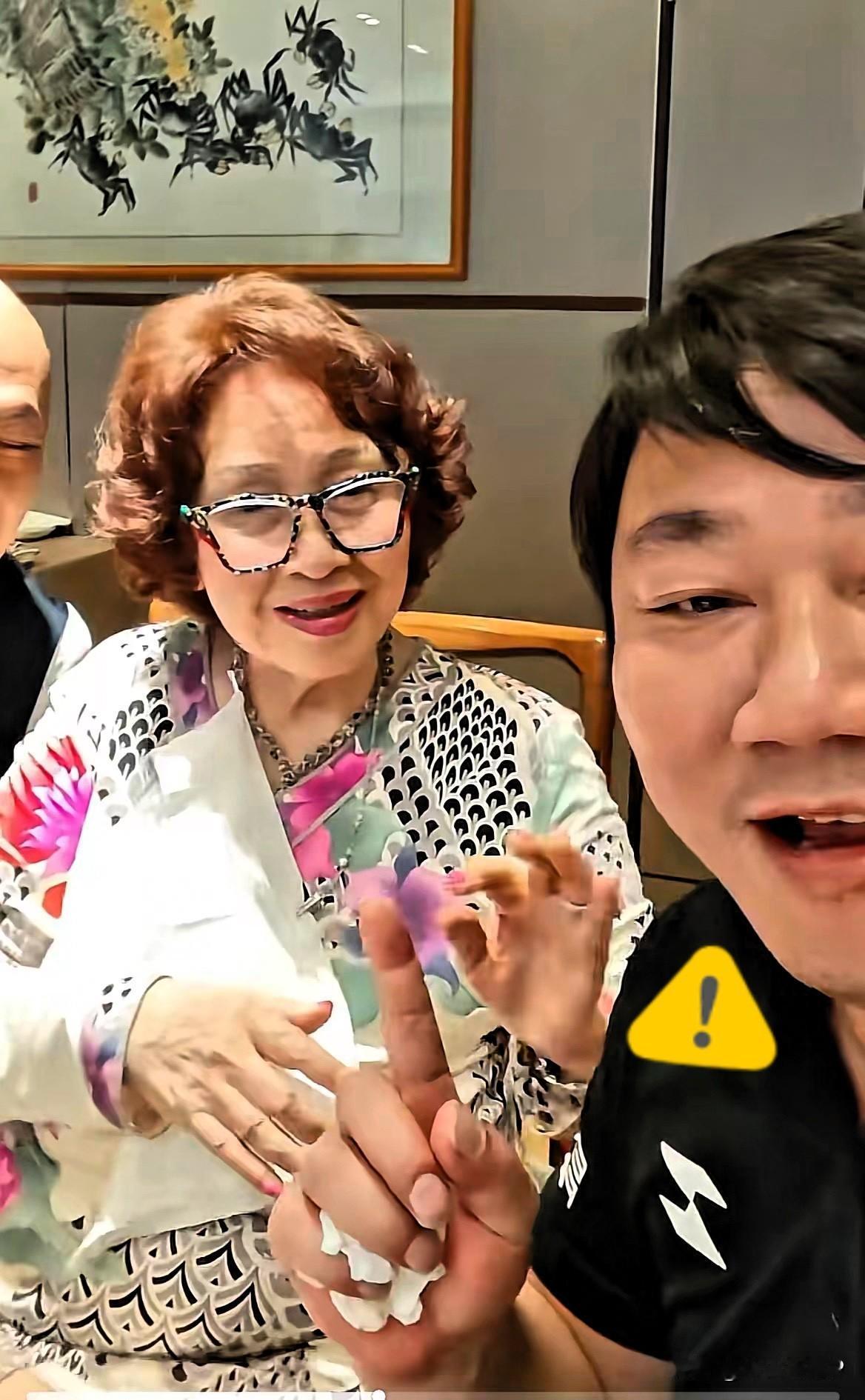和张雪一起吃饭的这位奶奶可不简单，
她就是手握千亿资产，李锦记集团创始人李文达的